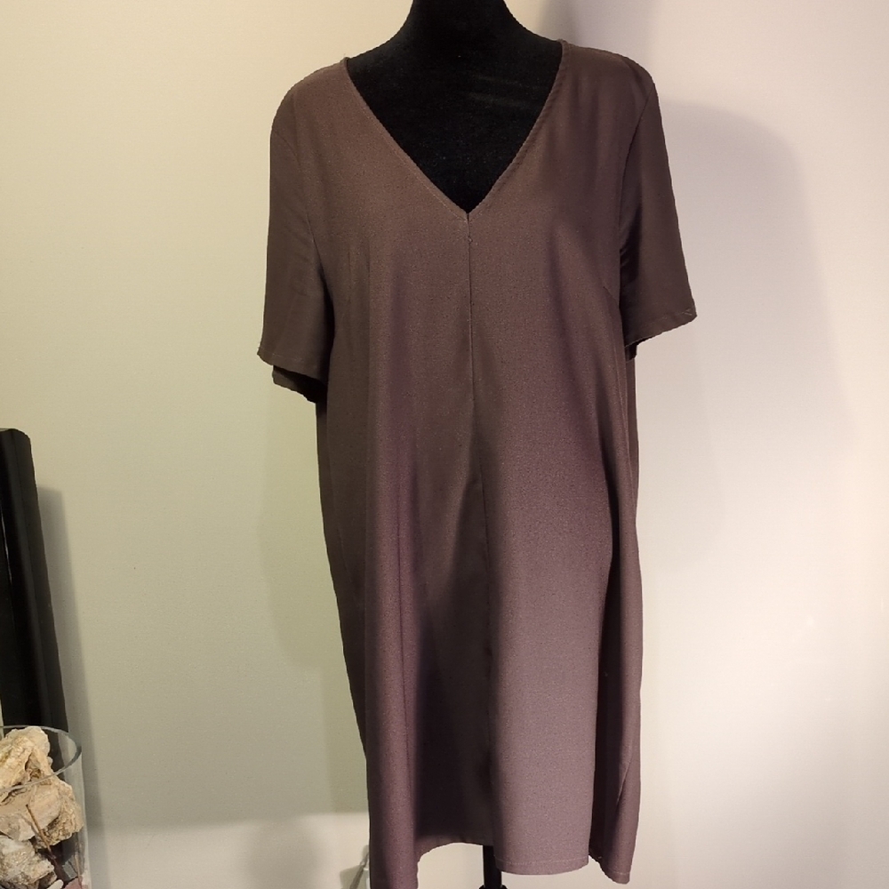 5$ or 3/10$
Dynamite Stylish V-Neck Short Sleeve Dress